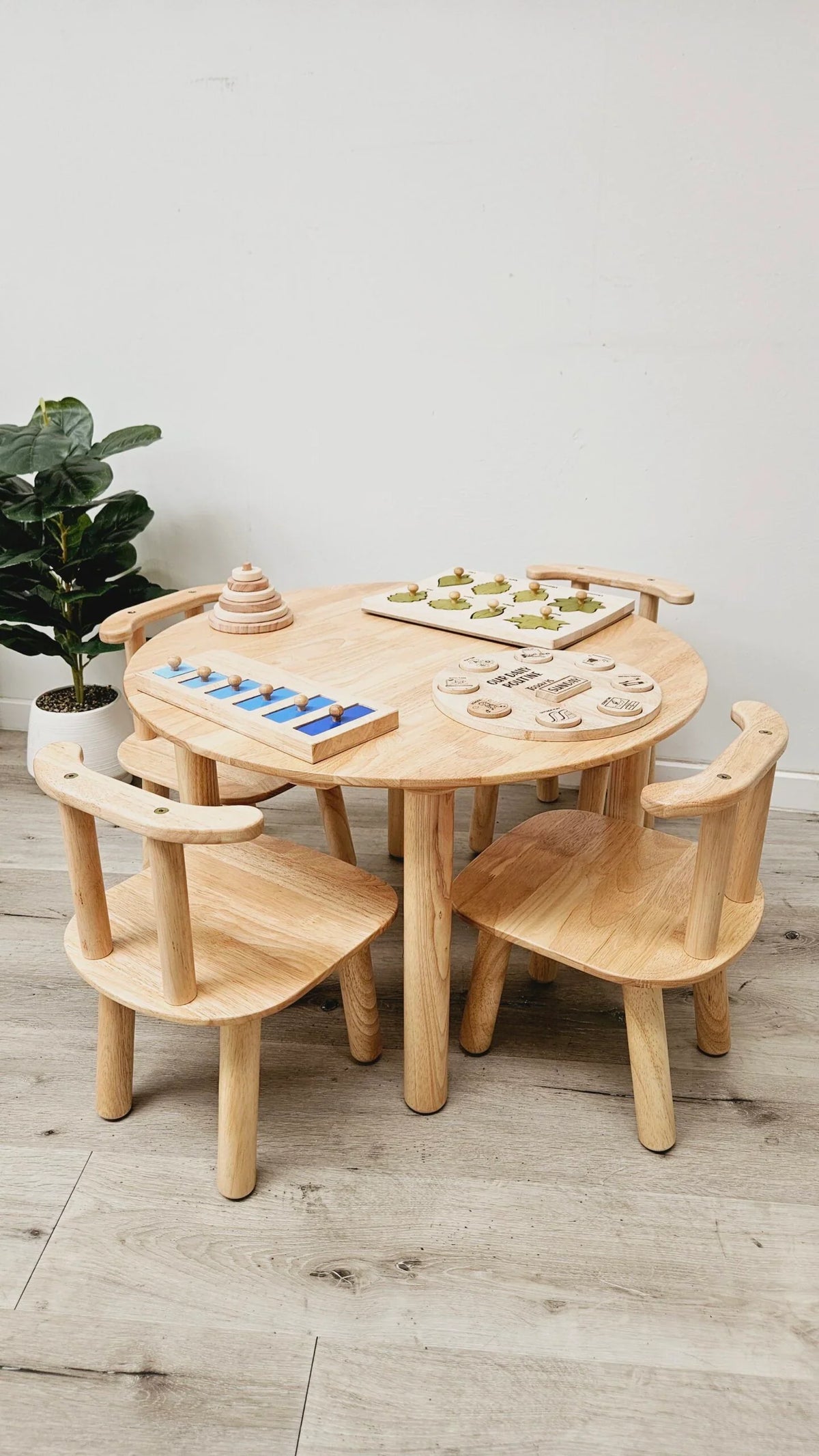 A Round table and 4 chairs - image 1