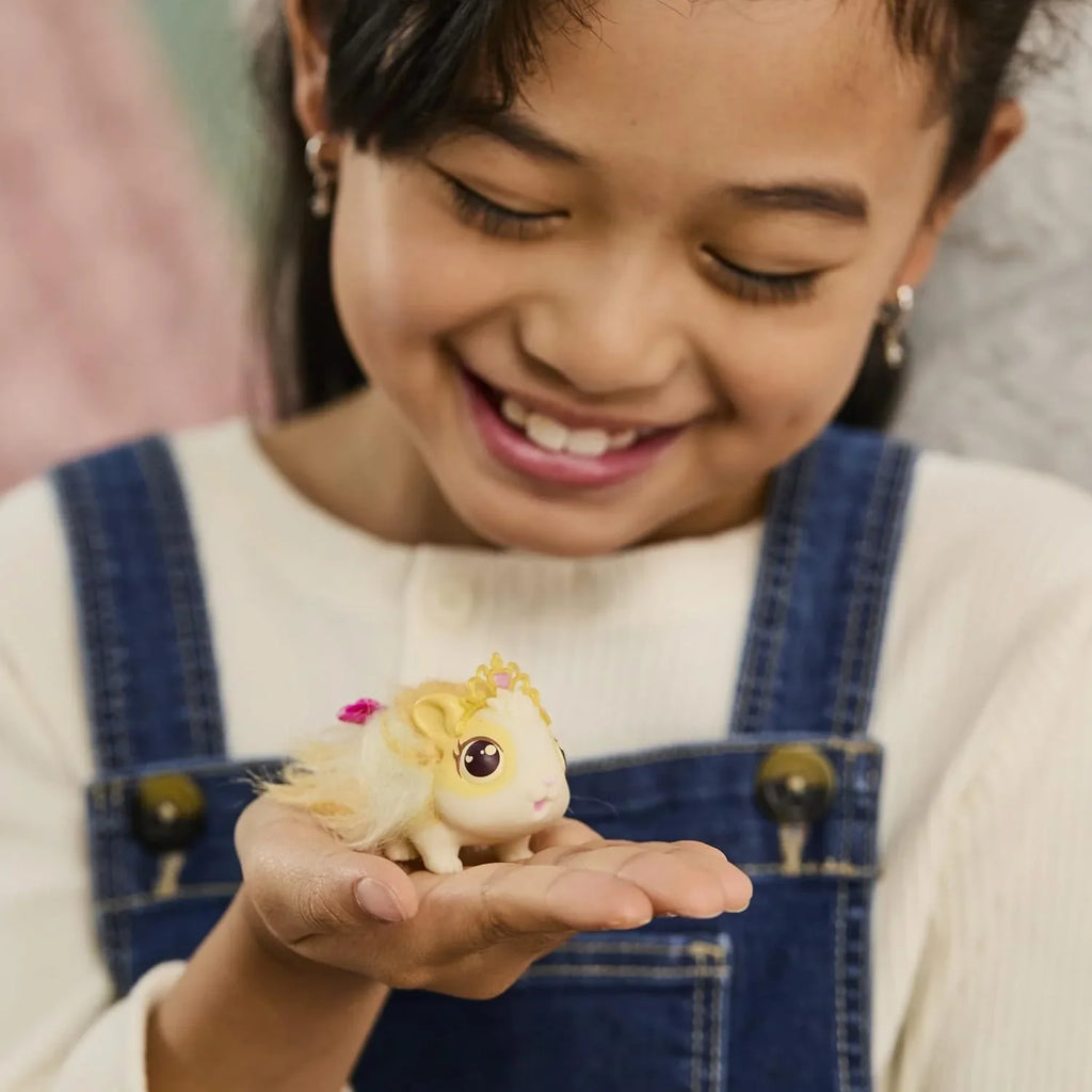 Little Live Pets - Mama Surprise / Soft, Interactive Guinea Pig and her Hutch, and her 3 Babies. 20+ Sounds & Reactions - image 12