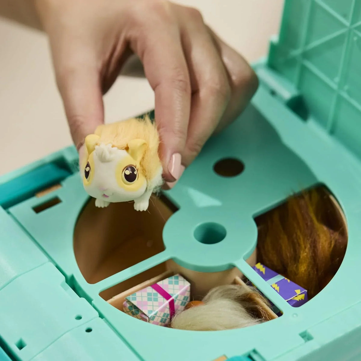 Little Live Pets - Mama Surprise / Soft, Interactive Guinea Pig and her Hutch, and her 3 Babies. 20+ Sounds & Reactions - image 9